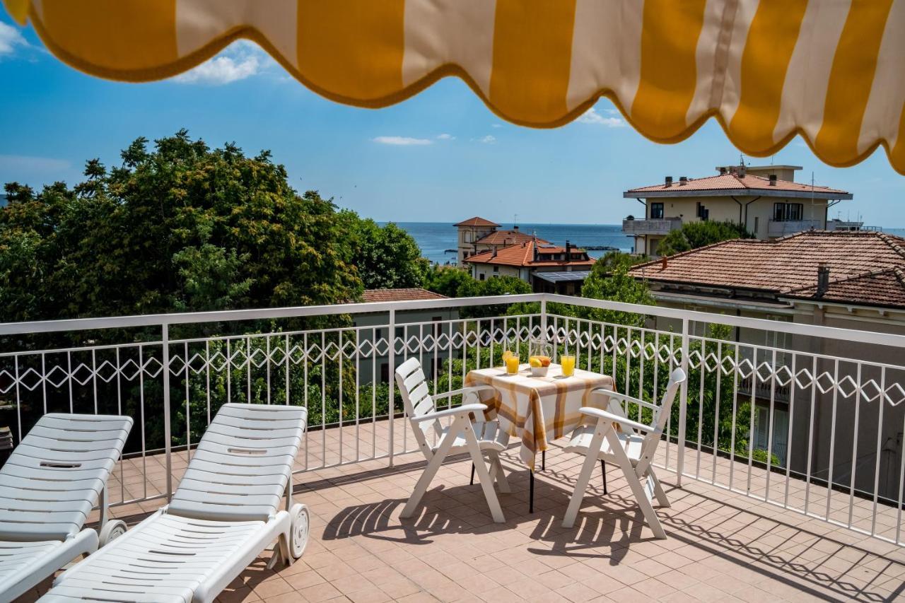 Hotel Villa Dei Fiori - Sul Mare Con Piscina Viserbella di Rimini Extérieur photo