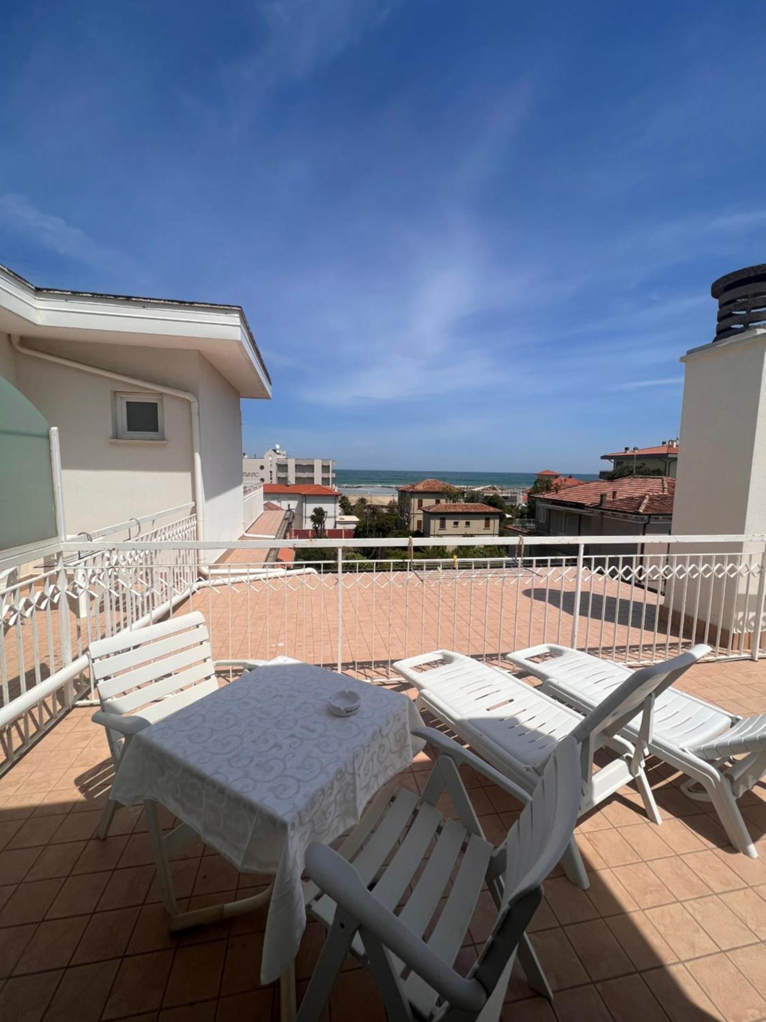 Hotel Villa Dei Fiori - Sul Mare Con Piscina Viserbella di Rimini Extérieur photo